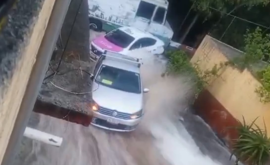 Fuga de agua desata "cascada" en Álvaro Obregón y arrastra autos; hay viviendas dañadas (Foto: Captura de video)