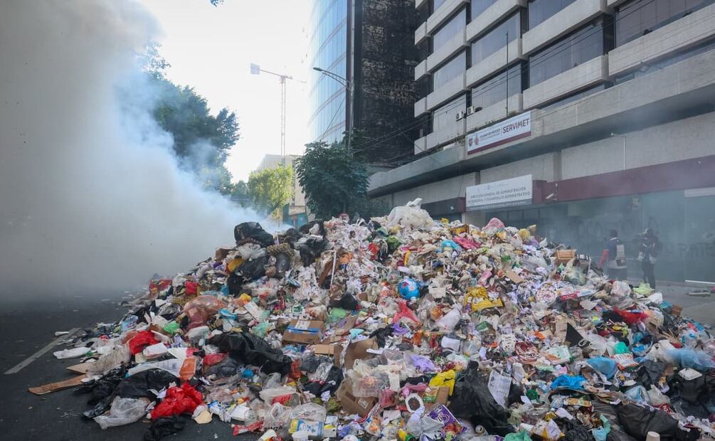 Vacían contenedores de basura en oficinas del Gobierno de la CDMX: ¿qué piden trabajadores de limpia?
Imagen: Luis Camacho | El Gráfico