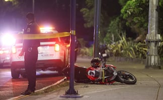 Motociclista se da duro contra el poste y sale volando, el casco no lo salvó y murió sobre Insurgentes Sur