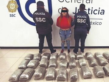 Cae mujer con todo el paquete en la Venustiano Carranza: Cargaba hierba y una subametralladora