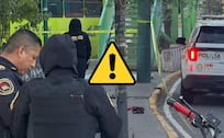 Lo agarran en curva: Motociclista muere estampado contra el muro de contención en Iztapalapa