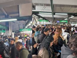 Metro CDMX: Línea 8 colapsada y detenida, recomiendan buscar alternativas ¿Qué está pasando?