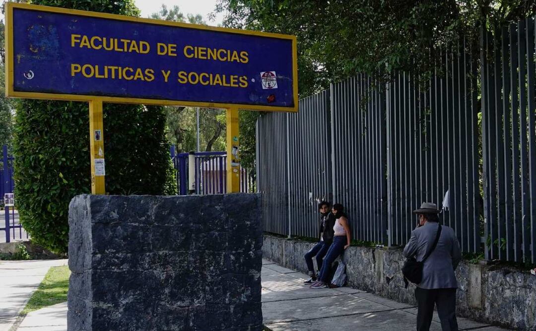 Desalojan Facultad de Ciencias Políticas y Sociales por amenaza de bomba. Foto: (Cuartoscuro)