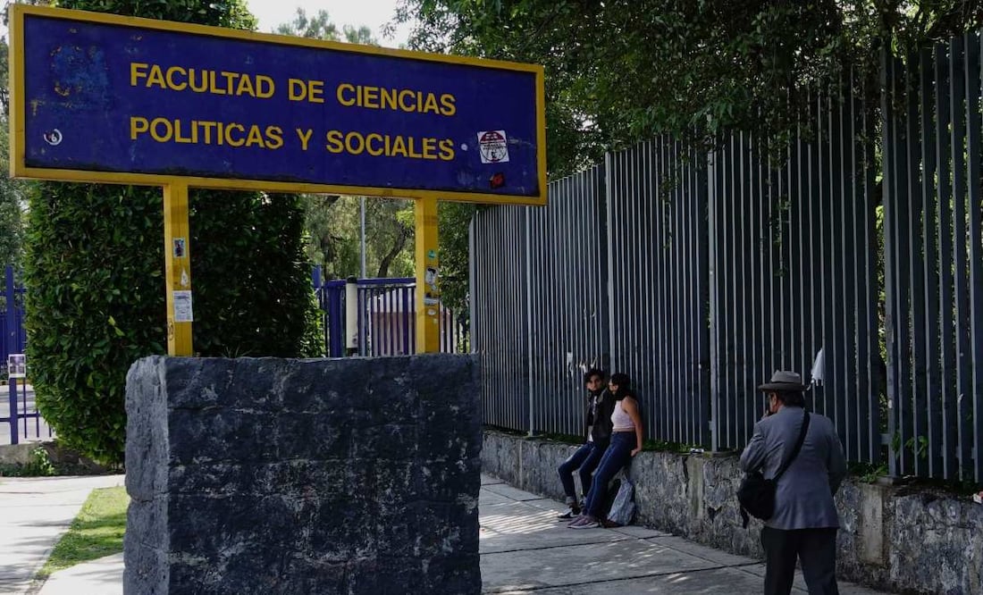 Desalojan Facultad de Ciencias Políticas y Sociales por amenaza de bomba. Foto: (Cuartoscuro)