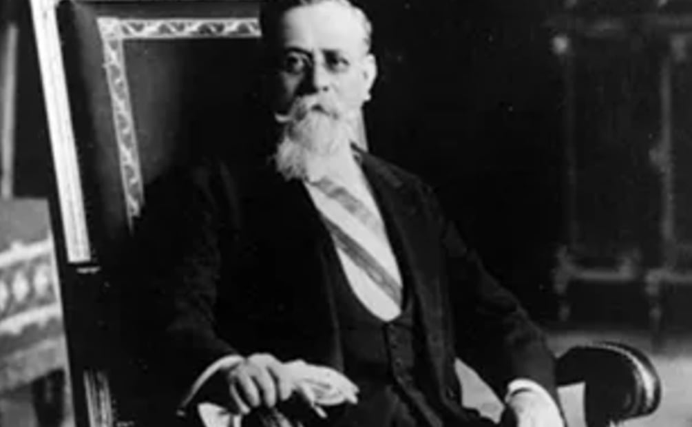 El Monumento a la Revolución es una tumba ¿Quiénes descansan debajo de su construcción?