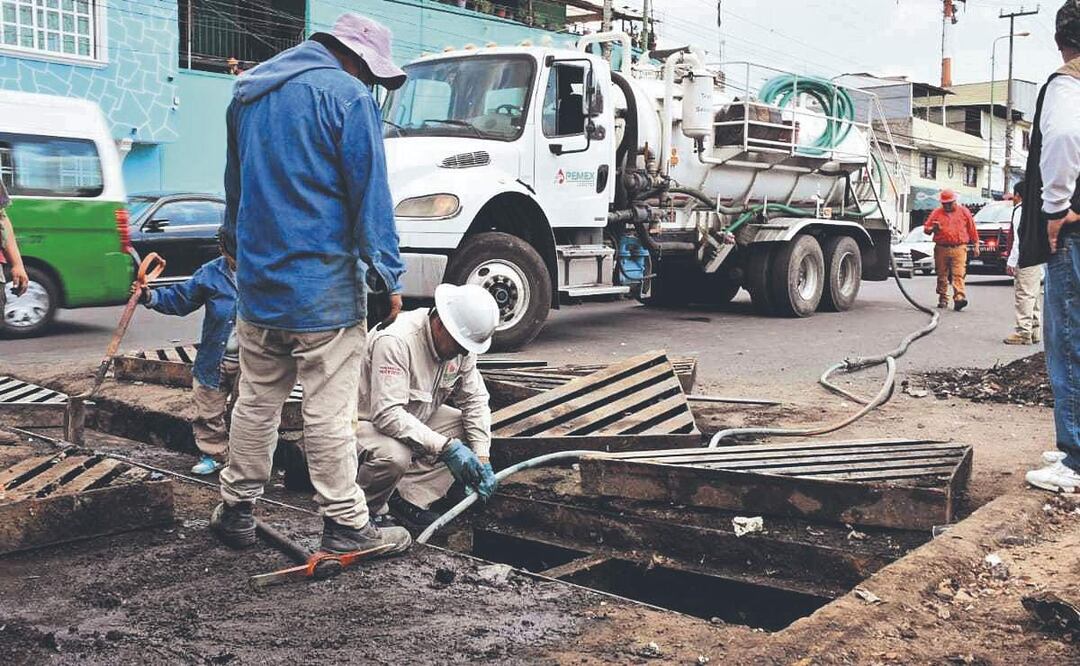 Agua con olor a combustible causa dolores, en Nezahualcóyotl, Edomex