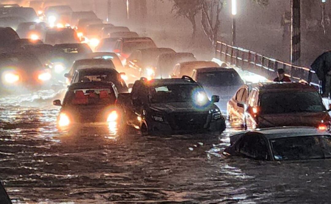 Río de los Remedios se desborda y causa severas inundaciones en Naucalpan, Edomex