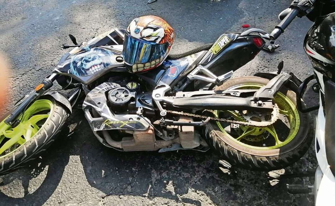 Mujer llora la muerte de su hermano en accidente de tránsito en Ecatepec 