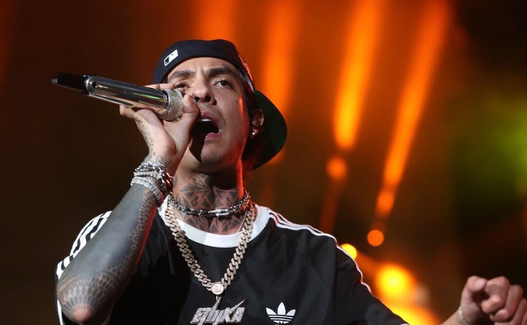 Video: Natanael Cano quema llanta y gasolina para poner luces a un árbol navideño