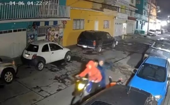 Captan a jóvenes dejando un cuerpo en la calle en Naucalpan, escaparon en moto