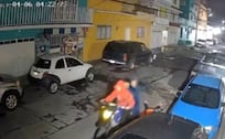Captan a jóvenes dejando un cuerpo en la calle en Naucalpan, escaparon en moto
