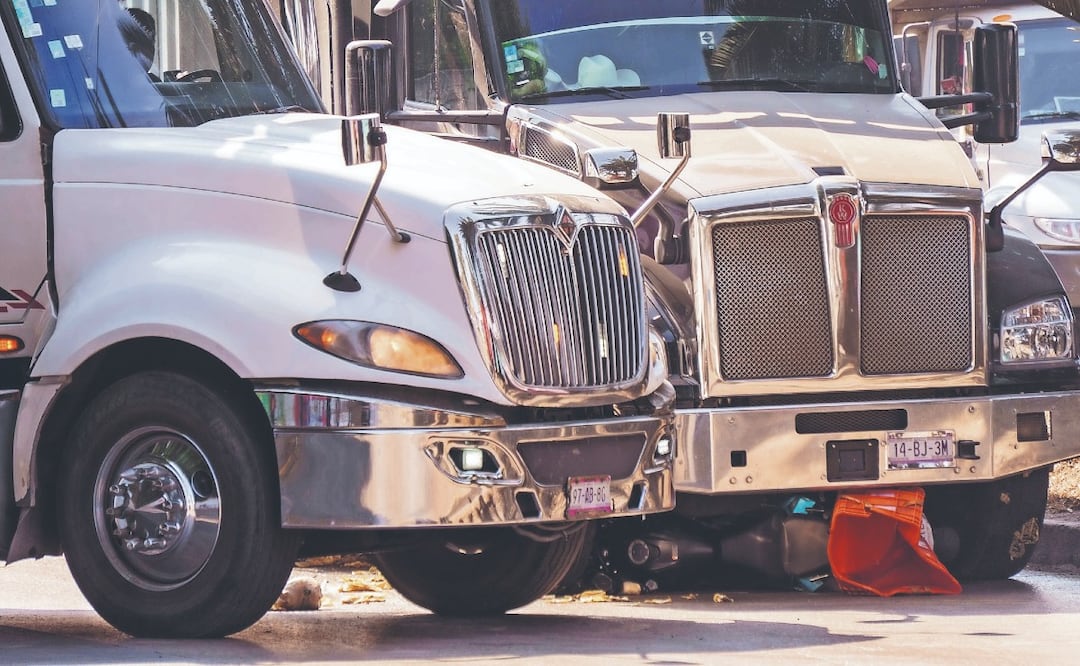 Chilaquiles Rojos: Motociclista que transportaba tortillas muere tras ser embestido por unidad de carga
Imagen: OSMAR ALVARADO. EL GRÁFICO