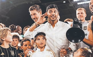 Ya no sólo gritan los goles: mexicanos sacan la chequera y se meten entre los dueños del deporte gringo