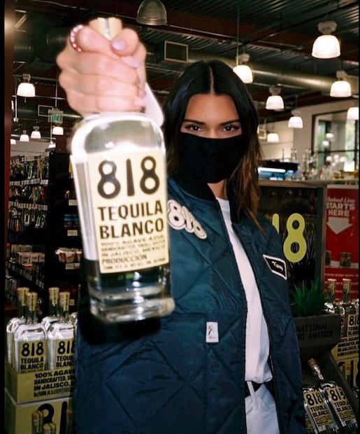 Kendall Jenner con su tequila 818 (Vía: Instagram)