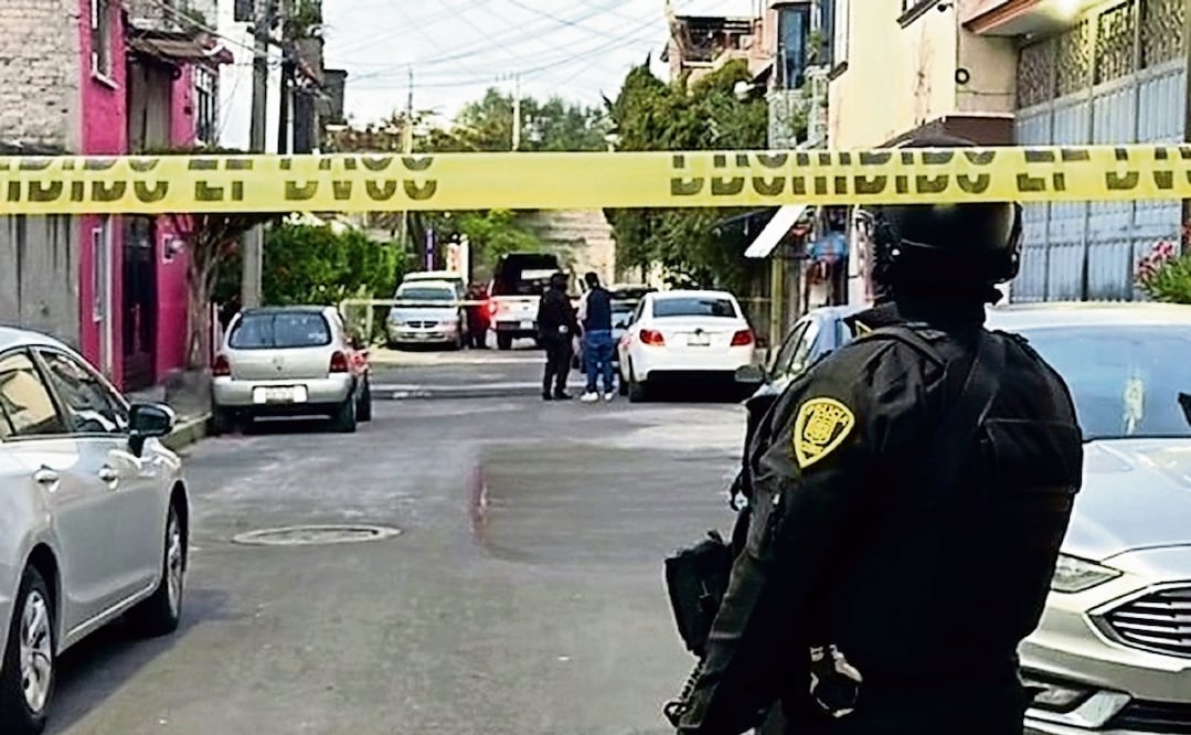 Vecinos pudieron indicar que el hombre había muerto por lo tiros que recibió. Foto: Especial