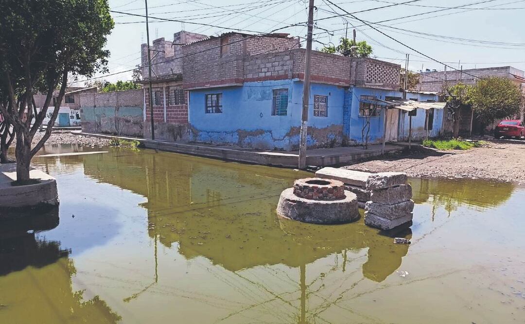 Inundaciones en Chalco obligan a vecinos a ingeniárselas para proteger sus casas