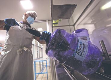 Agua Bienestar: largas filas en CDMX por garrafones de 5 pesos