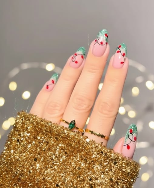 Uñas con diseño de serie navideña (Foto: Creada con IA)