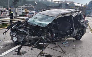 Aparatoso accidente paraliza la México-Puebla: Conductor muere al salir proyectado