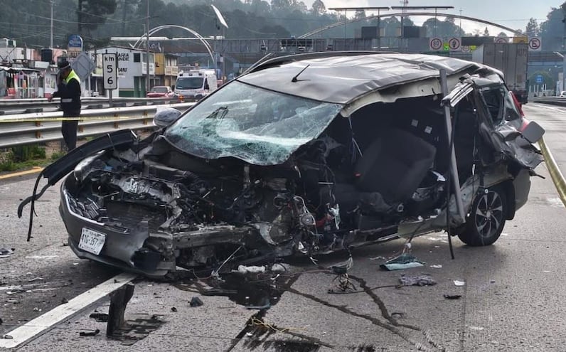 Aparatoso accidente paraliza la México-Puebla: Conductor muere al salir proyectado