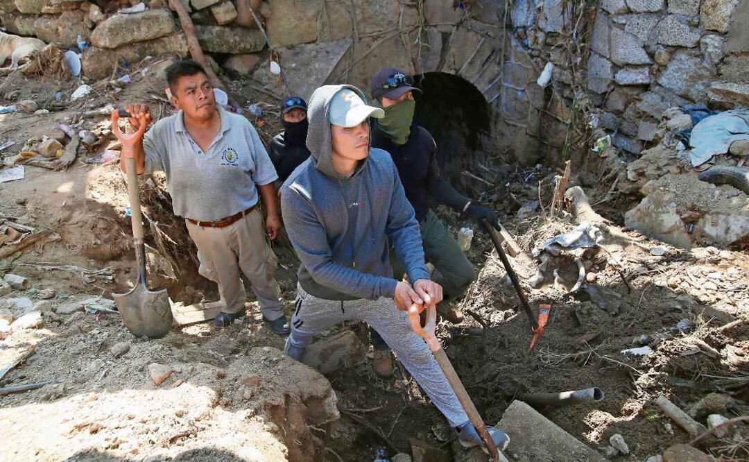 Mujer quedo sepultada en deslave y con pala en mano su esposo busca recuperarla en Acapulco