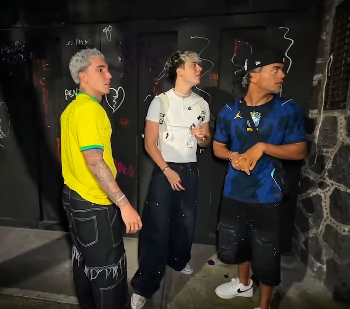 Influencers brasileños vandalizando la puerta (Vía: Youtube)