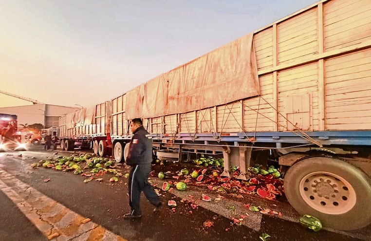Caos en la México-Querétaro tras choque de tráiler robado que chocó en la caseta de Tepotzotlán