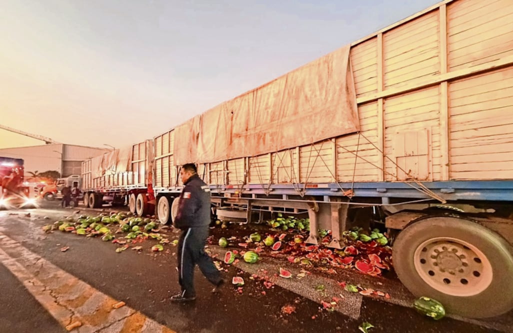 Caos en la México-Querétaro tras choque de tráiler robado que chocó en la caseta de Tepotzotlán (Foto: Especial)