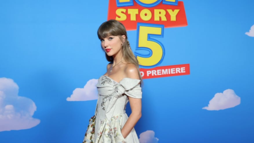 ¡Yo soy tu amiga fiel! Taylor Swift se hace presente en la premier mundial de Toy Story 5 