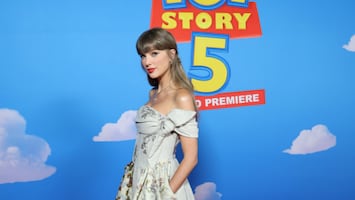 ¡Yo soy tu amiga fiel! Taylor Swift se hace presente en la premier mundial de Toy Story 5