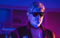 Encuentran muerto a DJ Kavinsky en su casa, tenía 50 años
