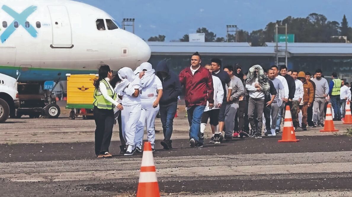 Migrantes colombiano son repatriados a su país.
