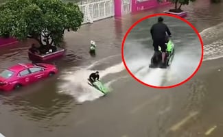 Hombre recorre calles inundadas de Bangkok en moto acuática y recibe castigo