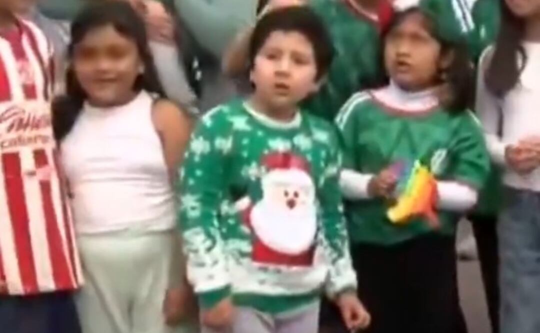 Niño del suéter navideño que apoyó al Tri cumple su sueño tras volverse viral. Foto: (Especial)