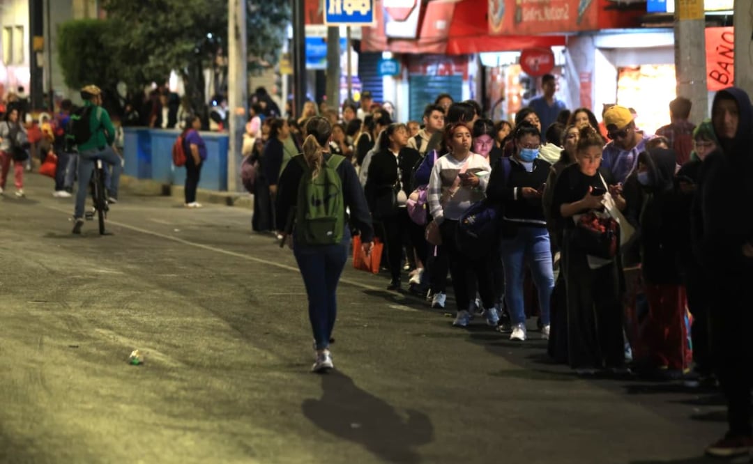 Foto: Francisco Rodríguez (VIDEO: Pasajero en silla de ruedas avanza en vías por cierre de Línea 12 del Metro)