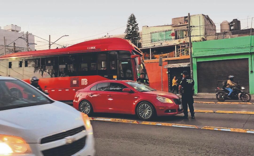 ¡Cuidado conductores! Policías de tránsito cazan a quienes invadan el carril del Metrobús