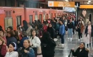 Metro CDMX HOY: Cuatro Líneas presentan estaciones llenas y trenes lentos esta mañana