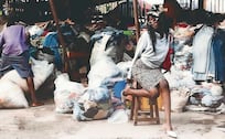 De comprar cebollas a desfilar: joven convierte las calles de Lagos en una pasarela de moda