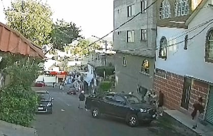 Ocho hombres lo acorralan y lo ejecutan a tiros frente a su esposa, en Tlalpan
