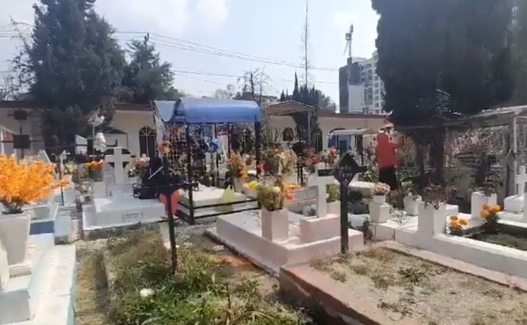Mujer cae a cripta en panteón de Azcapotzalco. Foto: (Redes Sociales)