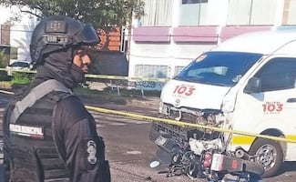 ¡Se pasó el alto y lo mató! Combi de la ruta 103 arrastró a motociclista en Neza