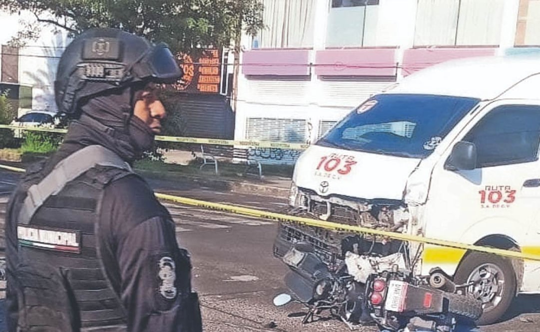 ¡Se pasó el alto y lo mató! Combi de la ruta 103 arrastró a motociclista en Neza (Foto: Especial)