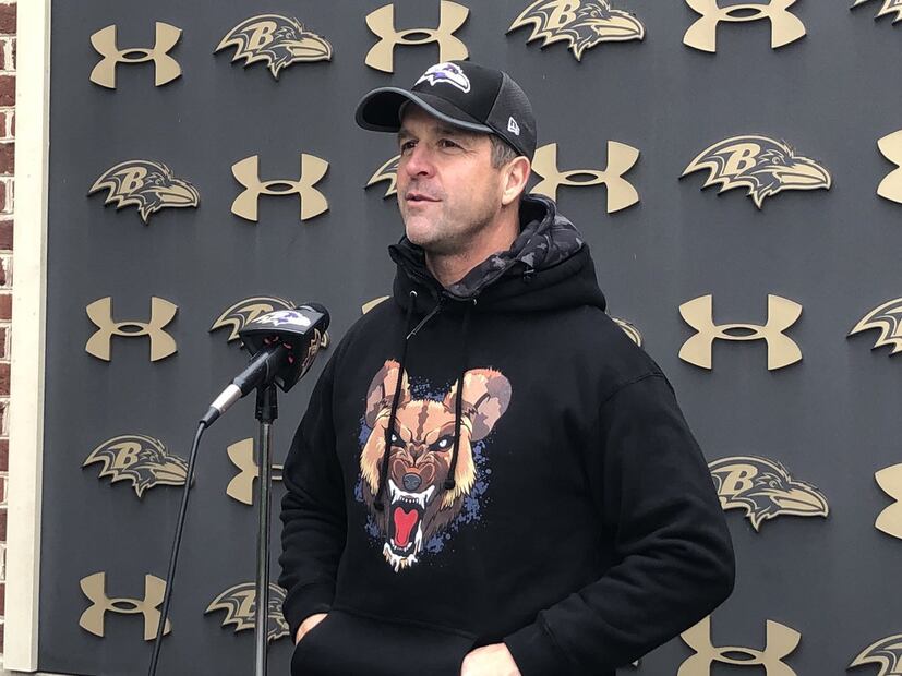 John Harbaugh, coach de los Ravens, viste una prenda de ERA8, la marca de Lamar Jackson.
Imagen: AP