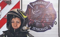Juana Zarza, la bombera con más años de servicio en CDMX que abrió camino a otras mujeres