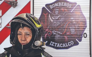 Juana Zarza, la bombera con más años de servicio en CDMX que abrió camino a otras mujeres