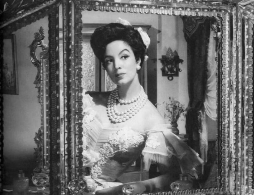 María Félix posando en un lujoso espejo (Foto: Fundación María Félix)