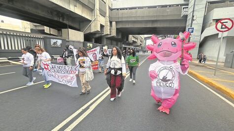 Madres buscadoras protestan en el Tour del Trofeo de la Copa Mundial en Iztacalco
