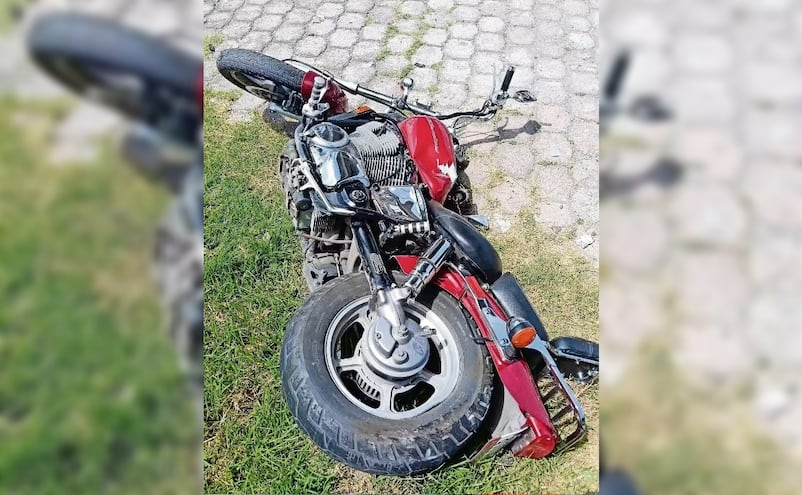 ¡Dejó en visto al rojo! Conductor de vehículo se pasa el alto y atropella a motociclista en Toluca