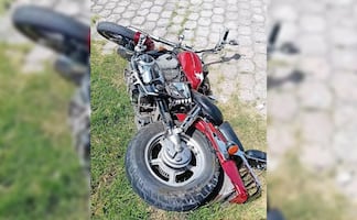 ¡Dejo en visto al rojo! Conductor de vehículo se pasa el alto y atropella a motociclista en Toluca