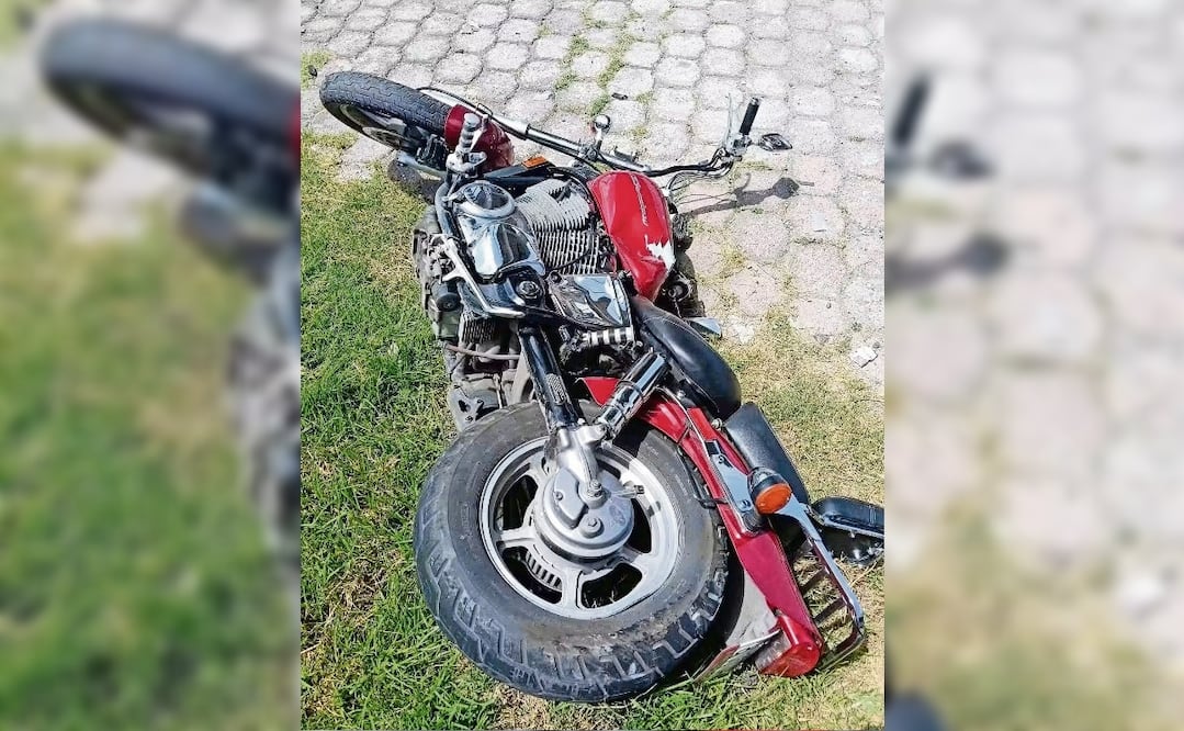 Conductor de vehículo se pasa el alto y atropella a motociclista en Toluca. Foto: Especial